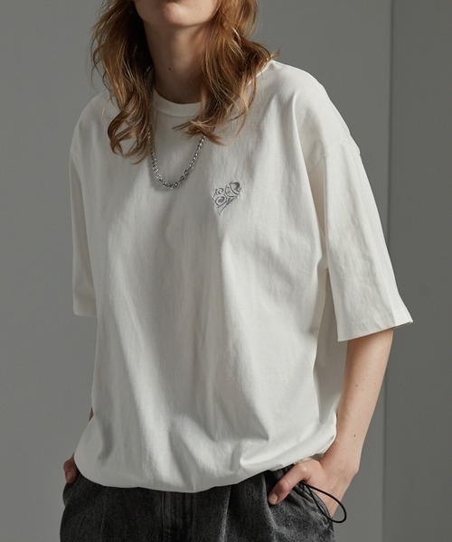 MONO-MART(モノマート)の「【CIYOT】ハートロゴ ワンポイント刺繍 ドロストバルーンシルエットクルーネック半袖Tシャツ(Tシャツ/カットソー・メンズ・オフホワイト/スモークグレー/ブラック/レッド系/ブルー系・M/L)」の2枚目の写真