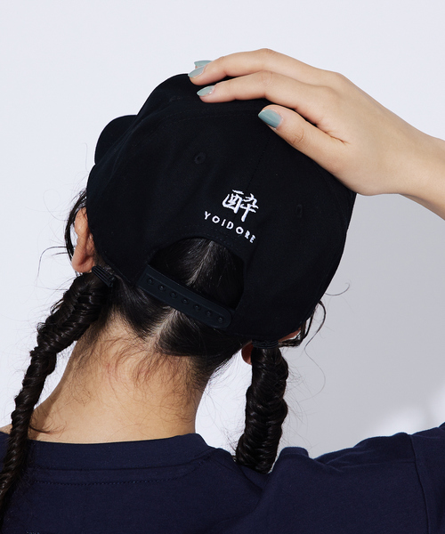 ABAHOUSE（アバハウス）の「【YOIDORE/ヨイドレ 】 酒愛好家BOX刺繍 CAP/ベースボールキャップ（キャップ・メンズ・ブラック系その他/ブラウン系その他/ブラック系その他2/ベージュ系その他2・フリー）」の6枚目の写真