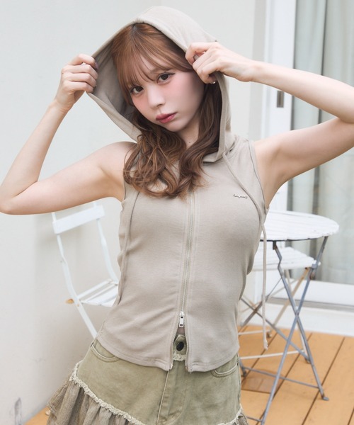 TITTY&CO.(ティティーアンドコー)の「ノースリーブダブルジップフーディ(パーカー・レディース・チャコールグレー/ホワイト/ベージュ/グレー・FREE)」の1枚目の写真