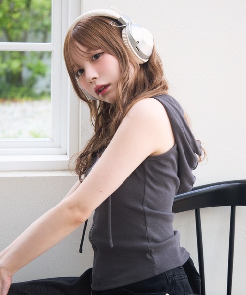 TITTY&CO.(ティティーアンドコー)の「ノースリーブダブルジップフーディ(パーカー・レディース・チャコールグレー/ホワイト/ベージュ/グレー・FREE)」の20枚目の写真