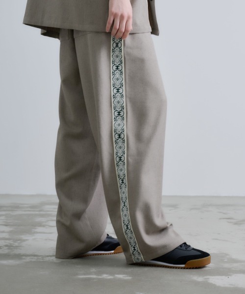 Revo.（レボ）の「Revo. ジオメテープ サイドライン イージーパンツ（スラックス・メンズ・グレイッシュベージュ/ブラック・2/1）」の2枚目の写真