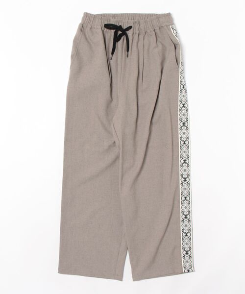 Revo.（レボ）の「Revo. ジオメテープ サイドライン イージーパンツ（スラックス・メンズ・グレイッシュベージュ/ブラック・2/1）」の11枚目の写真