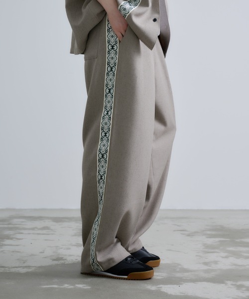 Revo.（レボ）の「Revo. ジオメテープ サイドライン イージーパンツ（スラックス・メンズ・グレイッシュベージュ/ブラック・2/1）」の8枚目の写真