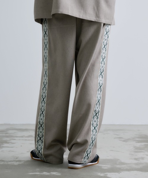 Revo.（レボ）の「Revo. ジオメテープ サイドライン イージーパンツ（スラックス・メンズ・グレイッシュベージュ/ブラック・2/1）」の9枚目の写真