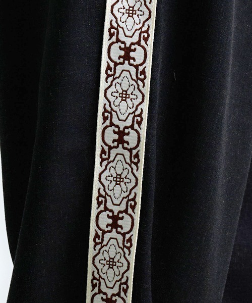 Revo.（レボ）の「Revo. ジオメテープ サイドライン イージーパンツ（スラックス・メンズ・グレイッシュベージュ/ブラック・2/1）」の4枚目の写真