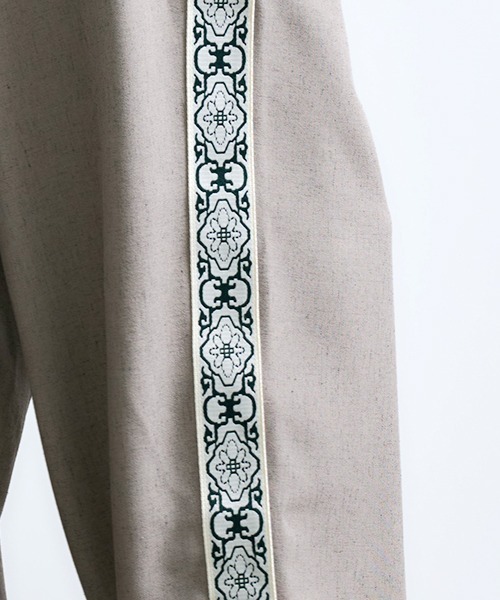 Revo.（レボ）の「Revo. ジオメテープ サイドライン イージーパンツ（スラックス・メンズ・グレイッシュベージュ/ブラック・2/1）」の5枚目の写真