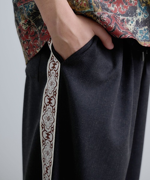 Revo.（レボ）の「Revo. ジオメテープ サイドライン イージーパンツ（スラックス・メンズ・グレイッシュベージュ/ブラック・2/1）」の6枚目の写真