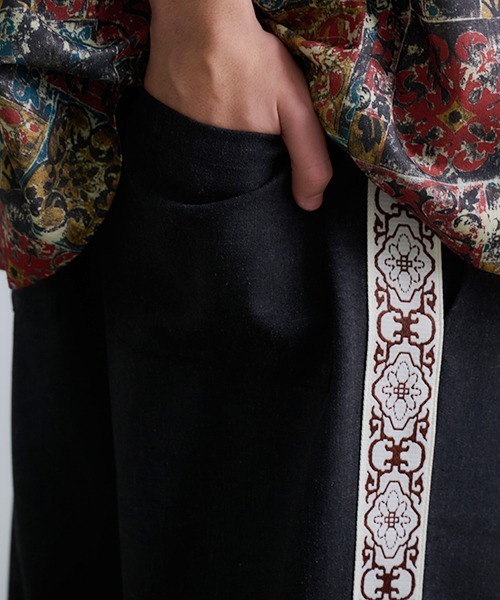 Revo.（レボ）の「Revo. ジオメテープ サイドライン イージーパンツ（スラックス・メンズ・グレイッシュベージュ/ブラック・2/1）」の7枚目の写真