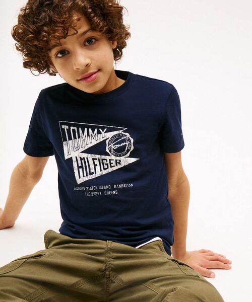 TOMMY HILFIGER（トミーヒルフィガー）の「BOYS テクスチャードグラフィックショートスリーブTシャツ（Tシャツ/カットソー・キッズ・レッド/ネイビー/ライトグリーン/ホワイト・160cm/130cm/150cm/140cm）」の20枚目の写真