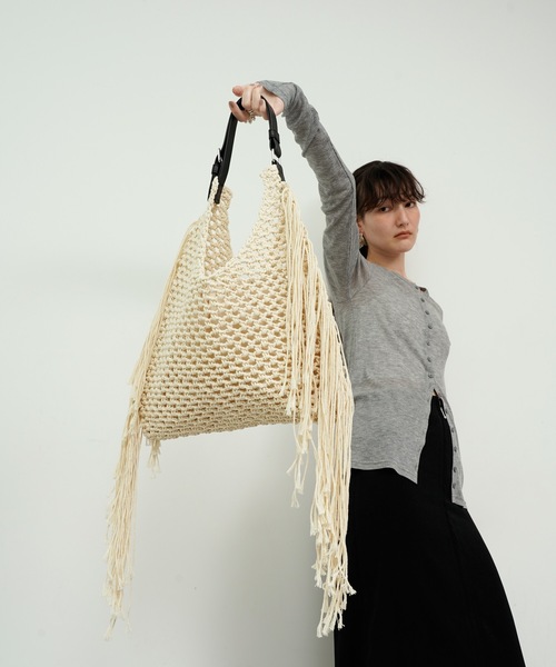 Lutim by u(ルチバイユー)の「Rope knit fringe tote bag / 縄あみフリンジトートバック(トートバッグ・レディース・キャメル/ブラック/アイボリー・FREE)」の6枚目の写真