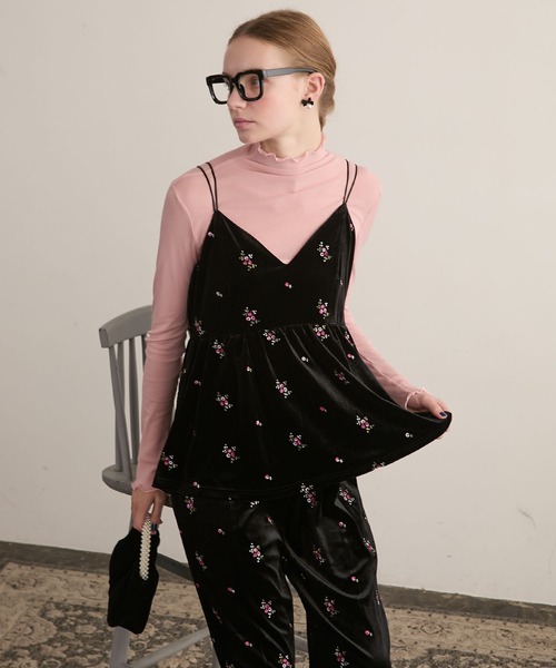 BONLECILL noir（ボンルシールノワール）の「【BONLECILL noir】ショルダーリボンペプラム切替フラワー刺繍ベロアオールインワン（つなぎ/オールインワン・レディース・ブラック系1/ブラック系2・L/M）」の2枚目の写真