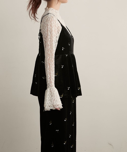 BONLECILL noir（ボンルシールノワール）の「【BONLECILL noir】ショルダーリボンペプラム切替フラワー刺繍ベロアオールインワン（つなぎ/オールインワン・レディース・ブラック系1/ブラック系2・L/M）」の3枚目の写真