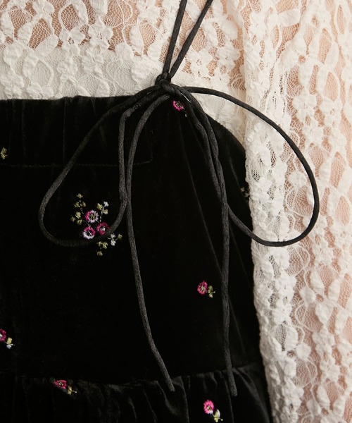 BONLECILL noir（ボンルシールノワール）の「【BONLECILL noir】ショルダーリボンペプラム切替フラワー刺繍ベロアオールインワン（つなぎ/オールインワン・レディース・ブラック系1/ブラック系2・L/M）」の14枚目の写真