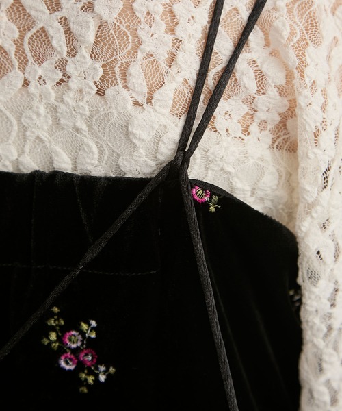 BONLECILL noir（ボンルシールノワール）の「【BONLECILL noir】ショルダーリボンペプラム切替フラワー刺繍ベロアオールインワン（つなぎ/オールインワン・レディース・ブラック系1/ブラック系2・L/M）」の15枚目の写真