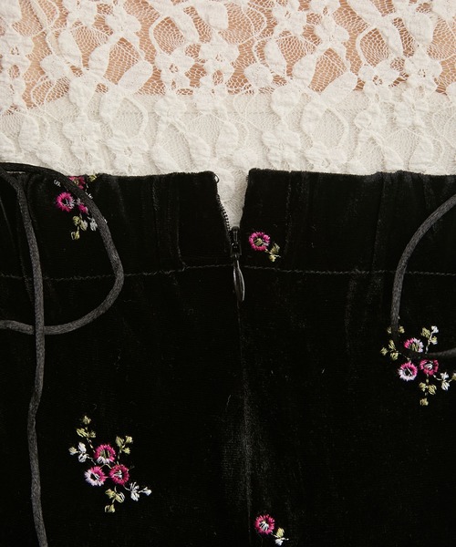 BONLECILL noir（ボンルシールノワール）の「【BONLECILL noir】ショルダーリボンペプラム切替フラワー刺繍ベロアオールインワン（つなぎ/オールインワン・レディース・ブラック系1/ブラック系2・L/M）」の16枚目の写真