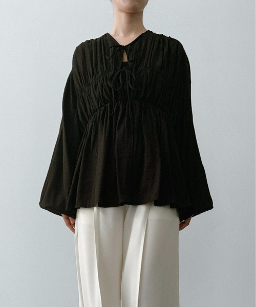 on:nue（オンニュ）の「【on:nue】[着用動画あり！] フロントリボンギャザーブラウス（シャツ/ブラウス・レディース・ホワイト/ブラック・FREE）」の2枚目の写真