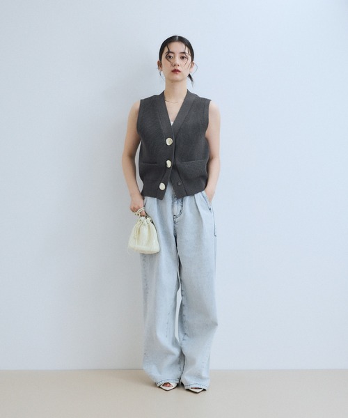 ADAM ET ROPE'（アダムエロペ）の「【WEB限定】・【サステナブル】ウェーブボタンVネックニットジレ（ベスト・レディース・ダークブラウン/ブラック/チャコールグレー/オフホワイト・FREE）」の15枚目の写真