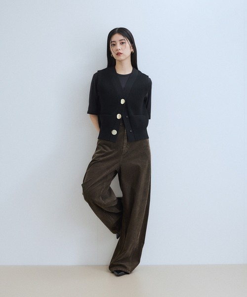 ADAM ET ROPE'（アダムエロペ）の「【WEB限定】・【サステナブル】ウェーブボタンVネックニットジレ（ベスト・レディース・ダークブラウン/ブラック/チャコールグレー/オフホワイト・FREE）」の16枚目の写真