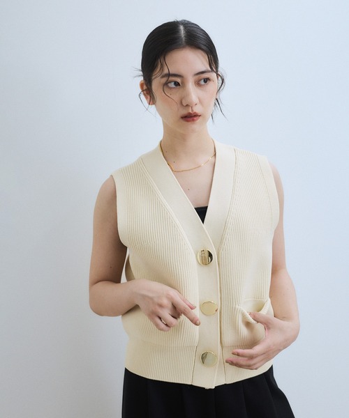 ADAM ET ROPE'（アダムエロペ）の「【WEB限定】・【サステナブル】ウェーブボタンVネックニットジレ（ベスト・レディース・ダークブラウン/ブラック/チャコールグレー/オフホワイト・FREE）」の19枚目の写真