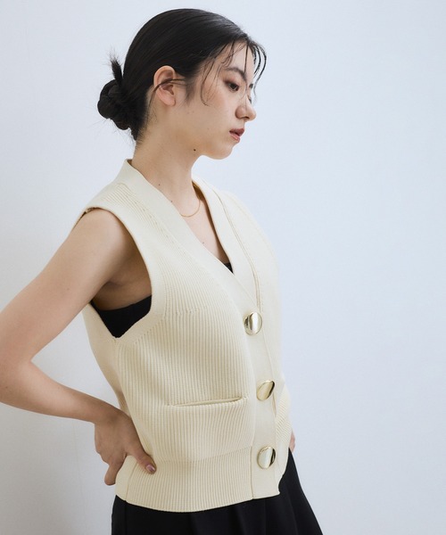 ADAM ET ROPE'（アダムエロペ）の「【WEB限定】・【サステナブル】ウェーブボタンVネックニットジレ（ベスト・レディース・ダークブラウン/ブラック/チャコールグレー/オフホワイト・FREE）」の20枚目の写真