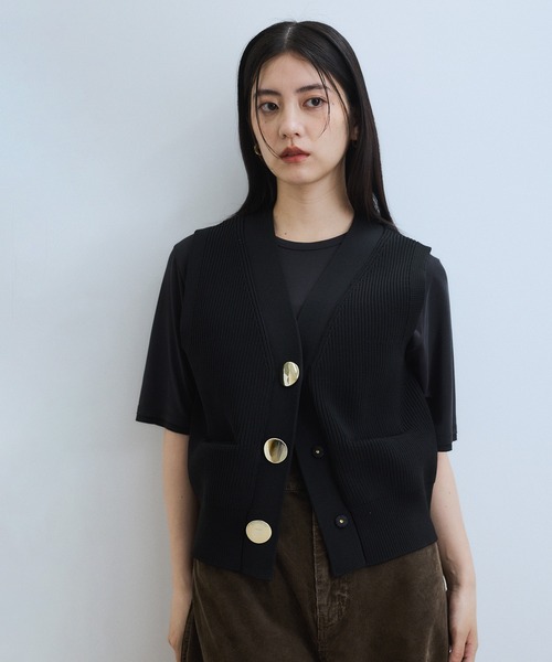 ADAM ET ROPE'（アダムエロペ）の「【WEB限定】・【サステナブル】ウェーブボタンVネックニットジレ（ベスト・レディース・ダークブラウン/ブラック/チャコールグレー/オフホワイト・FREE）」の5枚目の写真