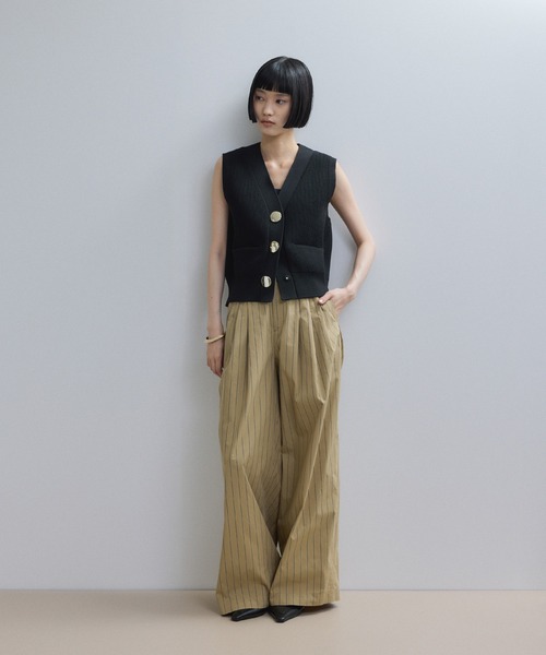 ADAM ET ROPE'（アダムエロペ）の「【WEB限定】・【サステナブル】ウェーブボタンVネックニットジレ（ベスト・レディース・ダークブラウン/ブラック/チャコールグレー/オフホワイト・FREE）」の7枚目の写真