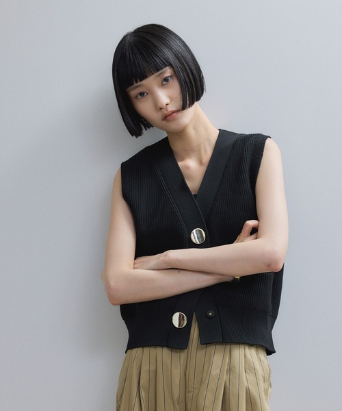 ADAM ET ROPE'（アダムエロペ）の「【WEB限定】・【サステナブル】ウェーブボタンVネックニットジレ（ベスト・レディース・ダークブラウン/ブラック/チャコールグレー/オフホワイト・FREE）」の9枚目の写真