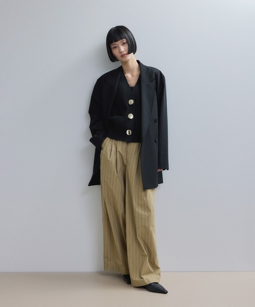 ADAM ET ROPE'（アダムエロペ）の「【WEB限定】・【サステナブル】ウェーブボタンVネックニットジレ（ベスト・レディース・ダークブラウン/ブラック/チャコールグレー/オフホワイト・FREE）」の6枚目の写真