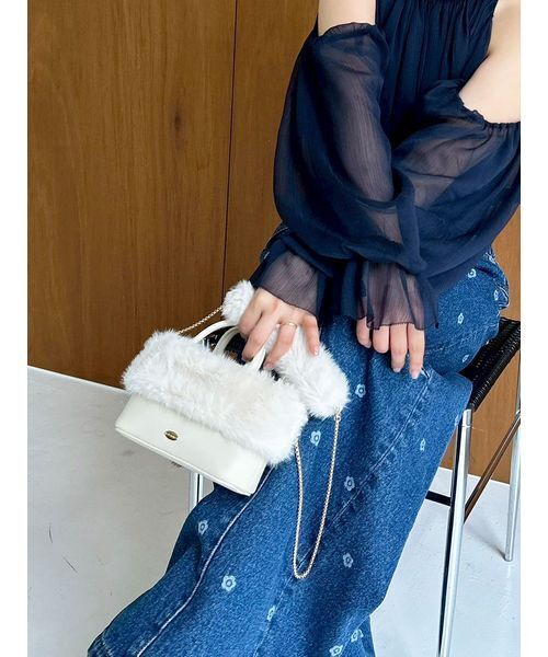 LILY BROWN(リリーブラウン)の「【USAGI ONLINE・ZOZOTOWN限定】エコファーコンビ2wayスマホショルダー(ショルダーバッグ・レディース・アイボリー/ライトグレー/ブラック/ピンクベージュ/ライトブルー・F)」の21枚目の写真