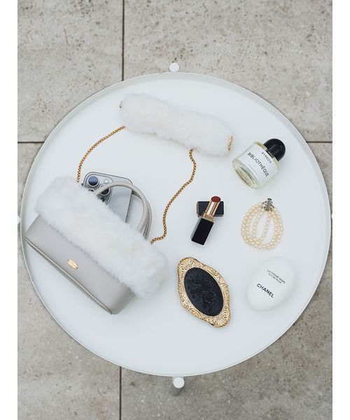 LILY BROWN(リリーブラウン)の「【USAGI ONLINE・ZOZOTOWN限定】エコファーコンビ2wayスマホショルダー(ショルダーバッグ・レディース・アイボリー/ライトグレー/ブラック/ピンクベージュ/ライトブルー・F)」の4枚目の写真