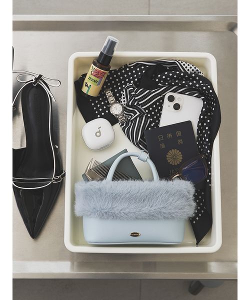 LILY BROWN(リリーブラウン)の「【USAGI ONLINE・ZOZOTOWN限定】エコファーコンビ2wayスマホショルダー(ショルダーバッグ・レディース・アイボリー/ライトグレー/ブラック/ピンクベージュ/ライトブルー・F)」の5枚目の写真