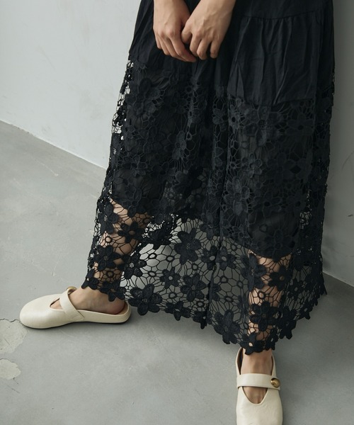 Lunea（ルネア）の「フラワーレースロングスカート（スカート・レディース・ホワイト/ブラック・FREE）」の2枚目の写真