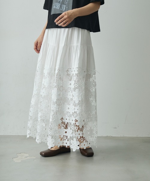 Lunea（ルネア）の「フラワーレースロングスカート（スカート・レディース・ホワイト/ブラック・FREE）」の16枚目の写真