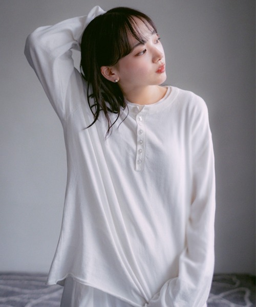 INTER FACTORY（インターファクトリー）の「2/9号室（かおこ&ひろと） - Cotton Henry Neck High-Gauge Knit / コットンハイゲージヘンリーネックニット（ニット/セーター・メンズ・ライトブルー/パープル/ホワイト・MEDIUM/LARGE）」の2枚目の写真