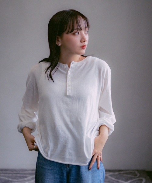 INTER FACTORY（インターファクトリー）の「2/9号室（かおこ&ひろと） - Cotton Henry Neck High-Gauge Knit / コットンハイゲージヘンリーネックニット（ニット/セーター・メンズ・ライトブルー/パープル/ホワイト・MEDIUM/LARGE）」の4枚目の写真