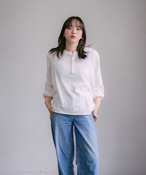 INTER FACTORY（インターファクトリー）の「2/9号室（かおこ&ひろと） - Cotton Henry Neck High-Gauge Knit / コットンハイゲージヘンリーネックニット（ニット/セーター・メンズ・ライトブルー/パープル/ホワイト・MEDIUM/LARGE）」の6枚目の写真