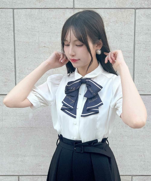 an another angelus(アンアナザーアンジェラス)の「スカーフ風ラッフルリボンタイ付きブラウス(シャツ/ブラウス・レディース・オフホワイト/ライトベージュ・FREE)」の2枚目の写真