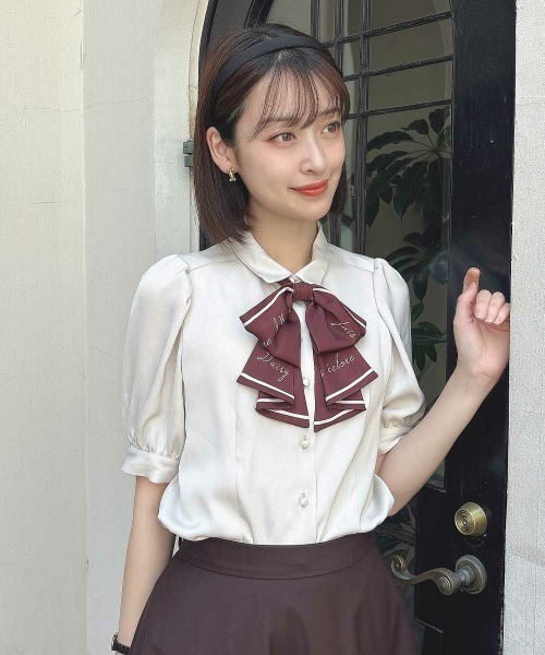 an another angelus(アンアナザーアンジェラス)の「スカーフ風ラッフルリボンタイ付きブラウス(シャツ/ブラウス・レディース・オフホワイト/ライトベージュ・FREE)」の1枚目の写真