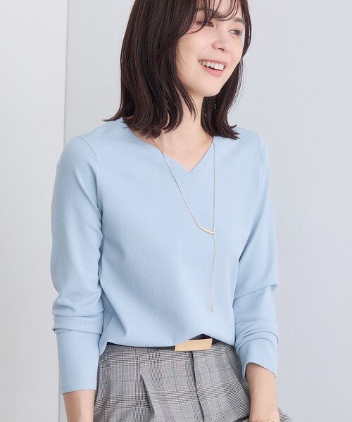 INDIVI（インディヴィ）の「【洗える】Vネックコンパクトニット（ニット/セーター・レディース・オフホワイト/サックスブルー/ブラック・05/34/38/13/15 ）」の3枚目の写真