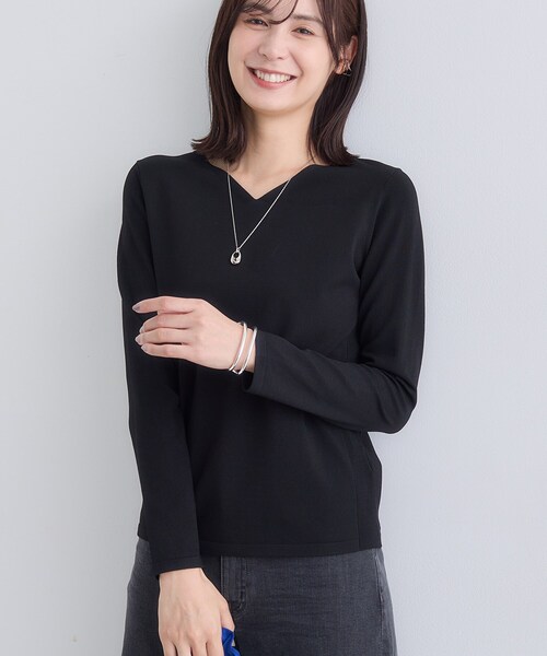 INDIVI（インディヴィ）の「【洗える】Vネックコンパクトニット（ニット/セーター・レディース・オフホワイト/サックスブルー/ブラック・05/34/38/13/15 ）」の5枚目の写真