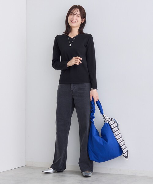 INDIVI（インディヴィ）の「【洗える】Vネックコンパクトニット（ニット/セーター・レディース・オフホワイト/サックスブルー/ブラック・05/34/38/13/15 ）」の6枚目の写真