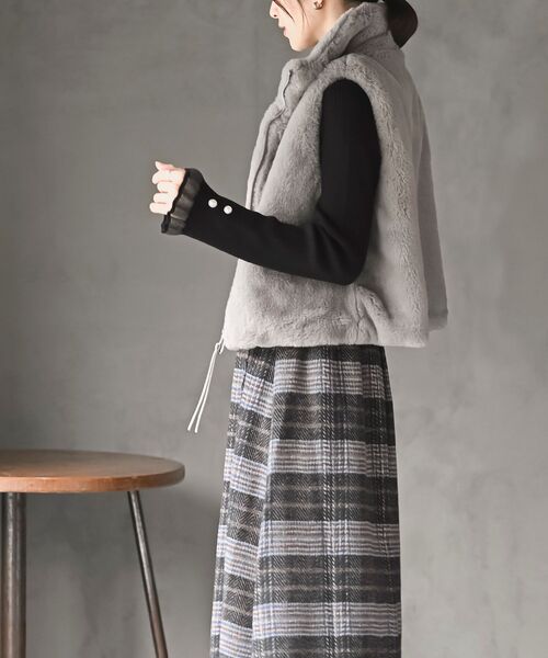 rps（アールピーエス）の「フェイクファーＷジップベスト（ベスト・レディース・チャコールグレー/モカ/ベージュ/アイボリー・フリー）」の19枚目の写真