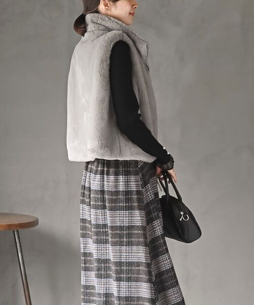 rps（アールピーエス）の「フェイクファーＷジップベスト（ベスト・レディース・チャコールグレー/モカ/ベージュ/アイボリー・フリー）」の20枚目の写真