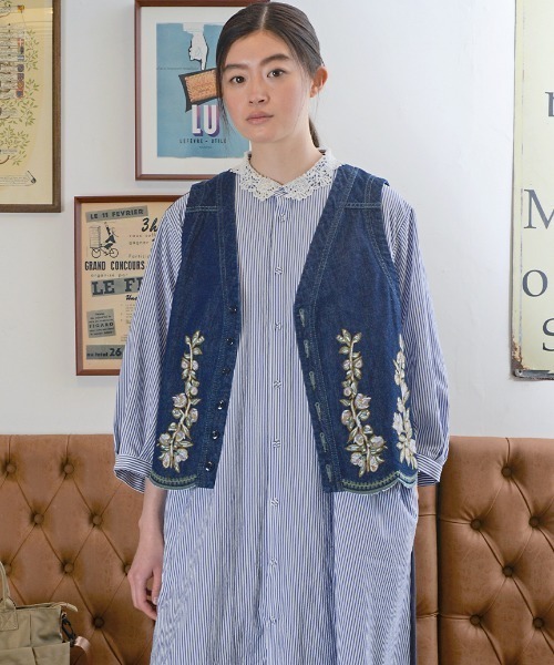 SUPER HAKKA(スーパーハッカ)の「ライトオンスデニム スカラップブロッサムヴァイン刺繍デニムベスト(ベスト・レディース・ネイビー/ブルー・FREE)」の2枚目の写真