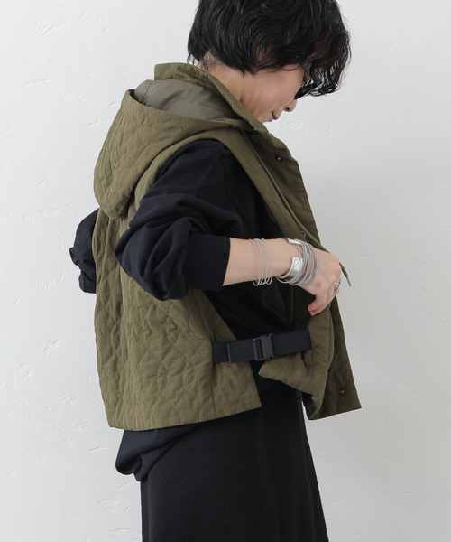 JOURNAL STANDARD LUXE（ジャーナルスタンダード　ラックス）の「ナイロンナカワタキルトベスト（ナイロンジャケット・レディース・カーキ/ブラック・FREE）」の17枚目の写真