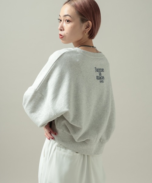 PAGEBOY（ページボーイ）の「【mei企画/PAGEBOY】バックロゴシシュウスウェット（スウェット・レディース・ブラック/ブラウン/グレー・SMALL/MEDIUM）」の2枚目の写真