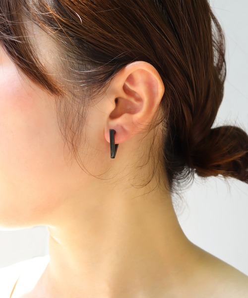 ieLS（イエルズ）の「金属アレルギー対応「ieLS」ステンレス　トライアングルフープピアス（ピアス（両耳用）・メンズ・ブラック/シルバー/ゴールド・ONE SIZE）」の2枚目の写真