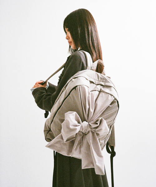 IUGAMAKARAS(イウガマカラス)の「Knotted Backpack Type B (Nylon-silver)(バックパック/リュック・レディース・その他・FREE)」の3枚目の写真