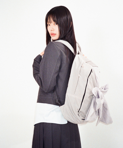 IUGAMAKARAS(イウガマカラス)の「Knotted Backpack Type B (Nylon-silver)(バックパック/リュック・レディース・その他・FREE)」の4枚目の写真
