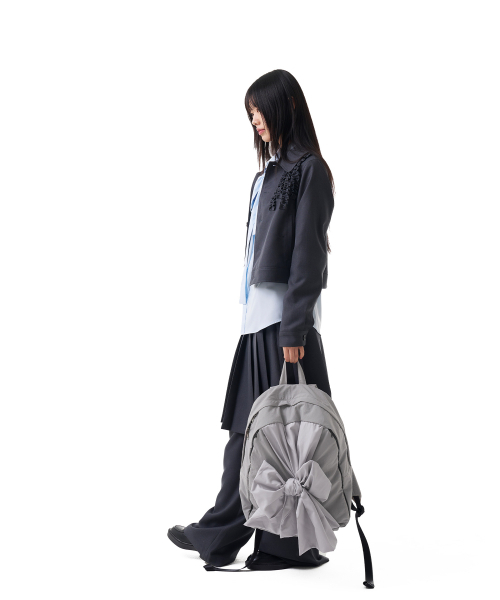 IUGAMAKARAS(イウガマカラス)の「Knotted Backpack Type B (Nylon-silver)(バックパック/リュック・レディース・その他・FREE)」の9枚目の写真